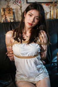 店で縛られてるキャバ嬢